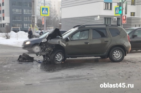 В Кургане разбили друг друга две иномарки В Кургане разбили друг друга две иномарки