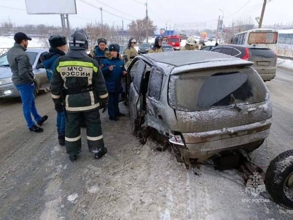 В Кургане из машины на дорогу выпали дети