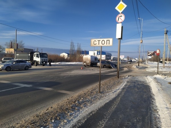 В Кургане &laquo;Приору&raquo;, ударившую 2 машины, остановил забор
