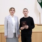 Заместитель губернатора Наталья Кирилова вручила паспорта граждан Российской Федерации юным жителям Курганской области
Заместитель губернатора Наталья Кирилова вручила паспорта граждан Российской Федерации юным жителям Курганской области