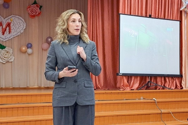 Депутат Курганской областной думы рассказала школьникам о конституции и патриотизме