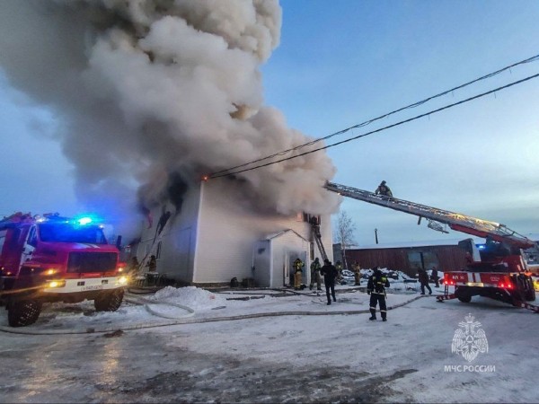 Курганские огнеборцы тушат крупный пожар на улице Омской Курганские огнеборцы тушат крупный пожар на улице Омской