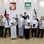 Заместитель губернатора Наталья Кирилова вручила паспорта граждан Российской Федерации юным жителям Курганской области
Заместитель губернатора Наталья Кирилова вручила паспорта граждан Российской Федерации юным жителям Курганской области