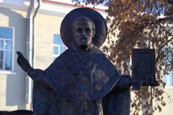 В Кургане открыли памятник самому народному святому
