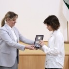 Заместитель губернатора Наталья Кирилова вручила паспорта граждан Российской Федерации юным жителям Курганской области
Заместитель губернатора Наталья Кирилова вручила паспорта граждан Российской Федерации юным жителям Курганской области