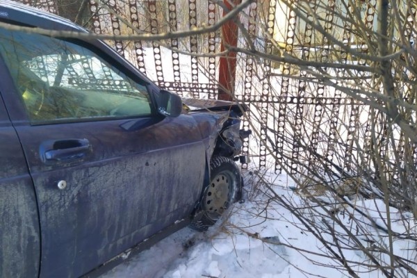 В Кургане &laquo;Приору&raquo;, ударившую 2 машины, остановил забор