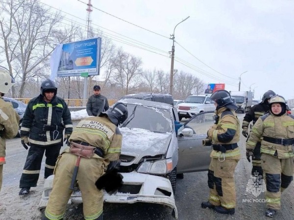 В Кургане из машины на дорогу выпали дети