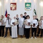 Заместитель губернатора Наталья Кирилова вручила паспорта граждан Российской Федерации юным жителям Курганской области
Заместитель губернатора Наталья Кирилова вручила паспорта граждан Российской Федерации юным жителям Курганской области