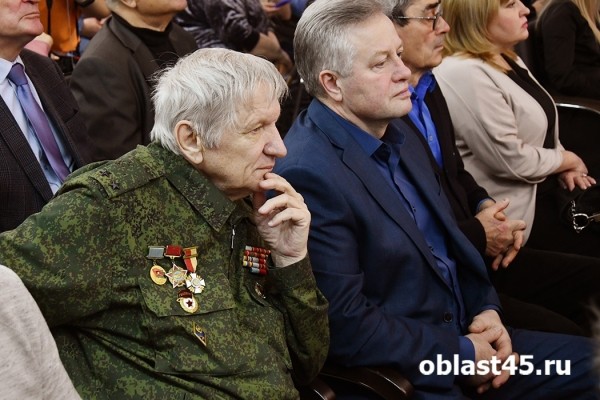 Депутат Госдумы Гурулёв побывал в Кургане на могиле своего первого командира Депутат Госдумы Гурулёв побывал в Кургане на могиле своего первого командира