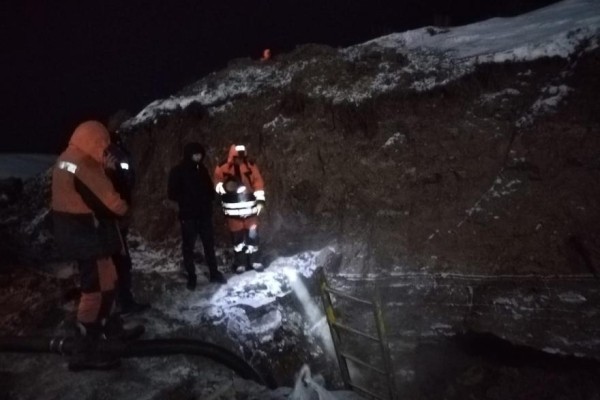 В Кургане коммунальщики всю ночь устраняли аварию в Заозёрном В Кургане коммунальщики всю ночь устраняли аварию в Заозёрном