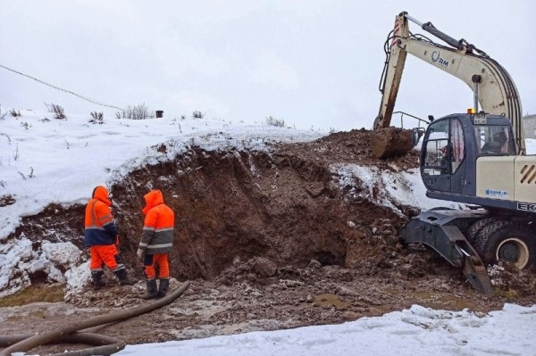 Бригады «Водного союза» устраняют аварию на сетях в Заозёрном Бригады «Водного союза» устраняют аварию на сетях в Заозёрном
