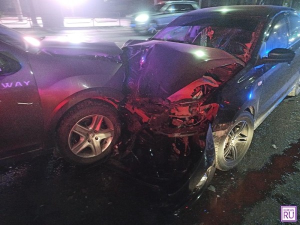 Возле перекрёстка в Кургане столкнулись два автомобиля Возле перекрёстка в Кургане столкнулись два автомобиля