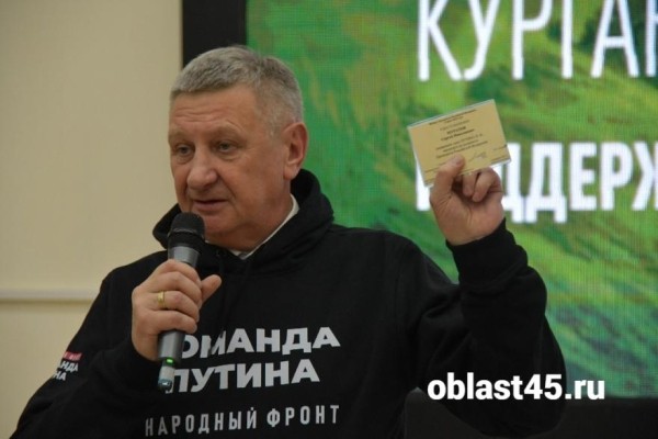 Что вот уже 12 лет хранит в своем паспорте курганский сенатор Муратов?