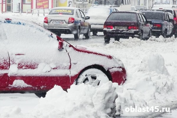 В Кургане снежные валы на дорогах поражают своими размерами