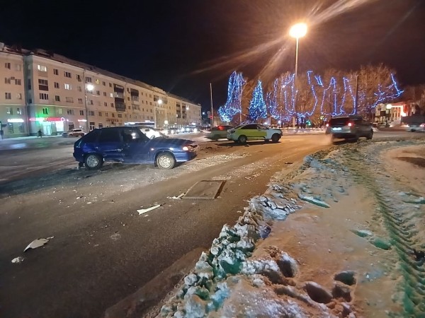 В Кургане водители двух ВАЗов предпочли не уступать дорогу В Кургане водители двух ВАЗов предпочли не уступать дорогу