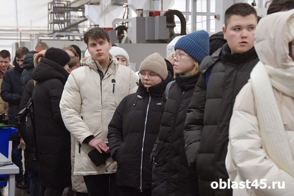Прогулка со &laquo;Знанием&raquo;: Сергей Муратов &laquo;заразил&raquo; курганских школьников заводом