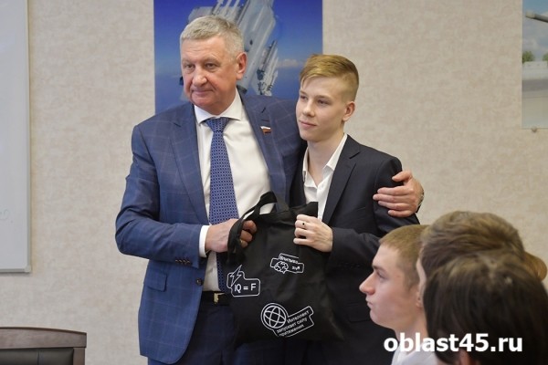 Прогулка со &laquo;Знанием&raquo;: Сергей Муратов &laquo;заразил&raquo; курганских школьников заводом