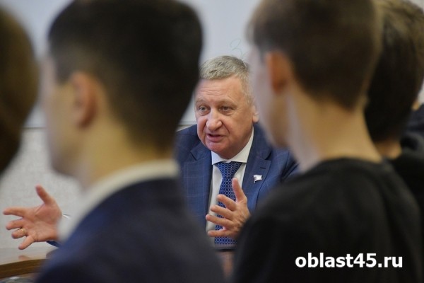 Прогулка со &laquo;Знанием&raquo;: Сергей Муратов &laquo;заразил&raquo; курганских школьников заводом
