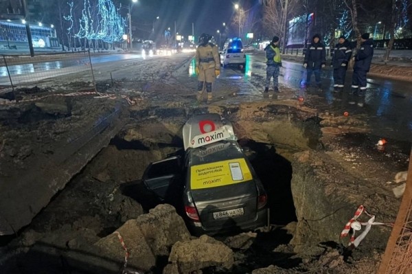 В Кургане автомобиль угодил в раскопку: водитель погиб, пассажиры в реанимации В Кургане автомобиль угодил в раскопку: водитель погиб, пассажиры в реанимации
