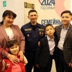 Губернатор Вадим Шумков вместе с многодетными и молодыми семьями дал старт Году семьи в Курганской области
Губернатор Вадим Шумков вместе с многодетными и молодыми семьями дал старт Году семьи в Курганской области