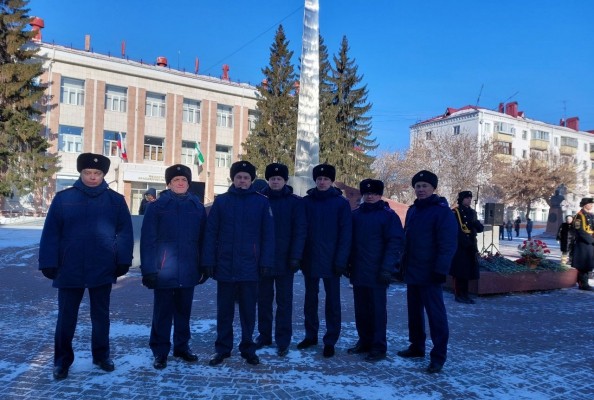 В День защитника Отечества сотрудники следственного управления СК России по Курганской области приняли участие в торжественной церемонии возложения цветов к Вечному огню