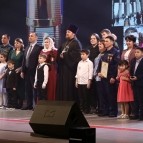 Губернатор Вадим Шумков вместе с многодетными и молодыми семьями дал старт Году семьи в Курганской области
Губернатор Вадим Шумков вместе с многодетными и молодыми семьями дал старт Году семьи в Курганской области