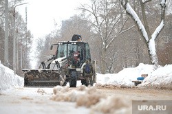 Жители Кургана массово пожаловались на заваленные снегом дороги и парковки