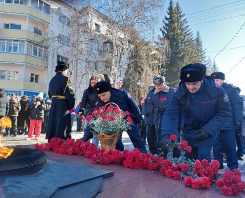 В День защитника Отечества сотрудники следственного управления СК России по Курганской области приняли участие в торжественной церемонии возложения цветов к Вечному огню