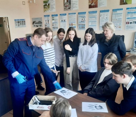 Сотрудники следственного управления рассказали школьникам о профессии следователя