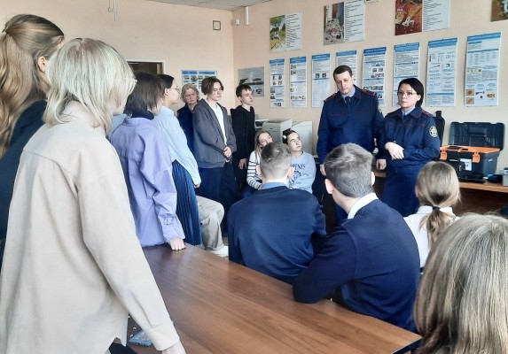 Сотрудники следственного управления рассказали школьникам о профессии следователя