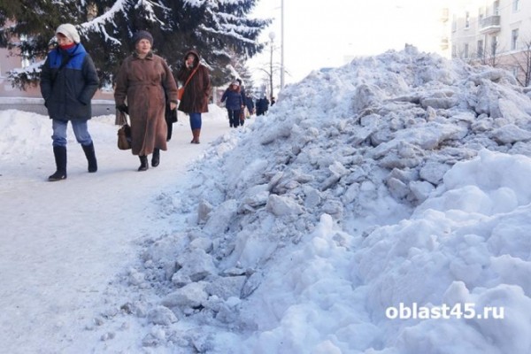 Курганцы массово жалуются на снежные валы во дворах и на улицах