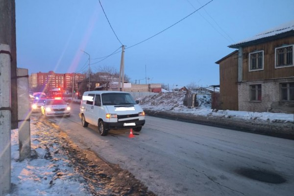 В Кургане ребёнок выбежал на дорогу и попал под колёса микроавтобуса