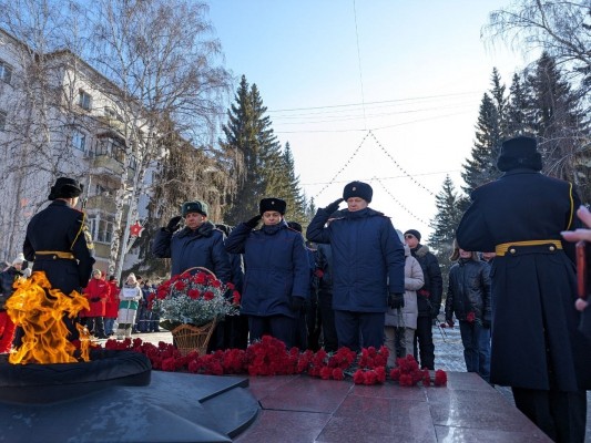 В День защитника Отечества сотрудники следственного управления СК России по Курганской области приняли участие в торжественной церемонии возложения цветов к Вечному огню