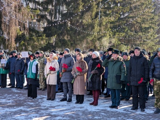 В День защитника Отечества сотрудники следственного управления СК России по Курганской области приняли участие в торжественной церемонии возложения цветов к Вечному огню