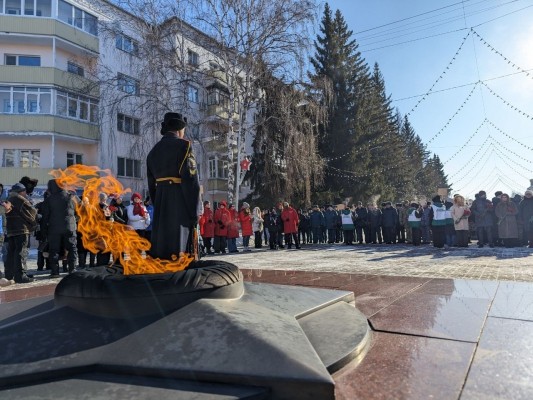 В День защитника Отечества сотрудники следственного управления СК России по Курганской области приняли участие в торжественной церемонии возложения цветов к Вечному огню
