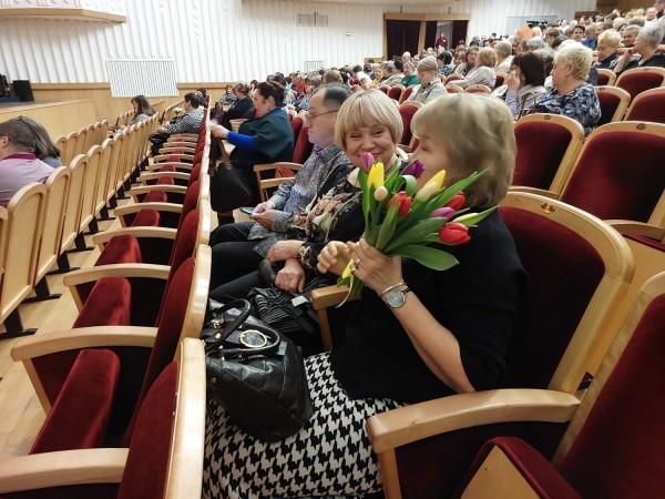 Запела, и стало тихо: курганская солистка выступила с авторской программой