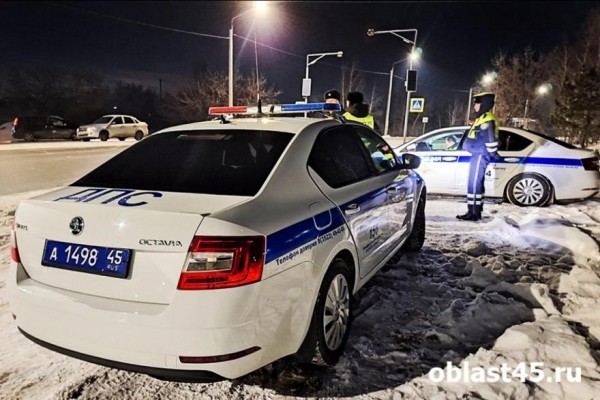 На курганской трассе водитель врезался в служебный автомобиль и погиб