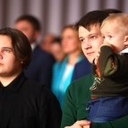 Губернатор Вадим Шумков вместе с многодетными и молодыми семьями дал старт Году семьи в Курганской области
Губернатор Вадим Шумков вместе с многодетными и молодыми семьями дал старт Году семьи в Курганской области