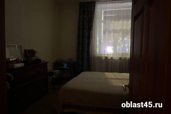 Свет от рекламных баннеров мешает жителям 4-этажки в центре Кургана