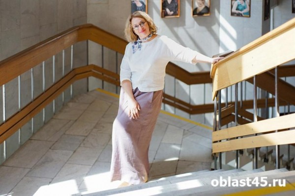 Запела, и стало тихо: курганская солистка выступила с авторской программой