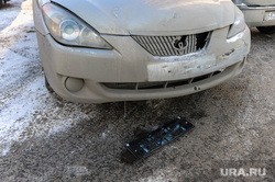 Возле Кургана у стелы легковушка слетела в кювет