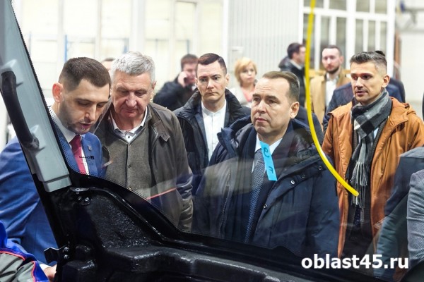 Шумков и Муратов дали старт продаж новой курганской спецтехники Шумков и Муратов дали старт продаж новой курганской спецтехники