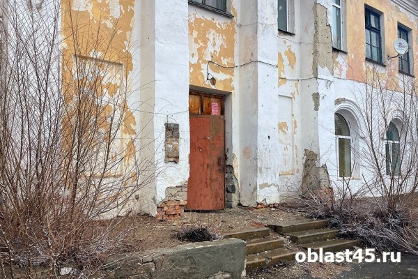 По кирпичикам: в Кургане частично обвалилась стена жилого дома на Технической