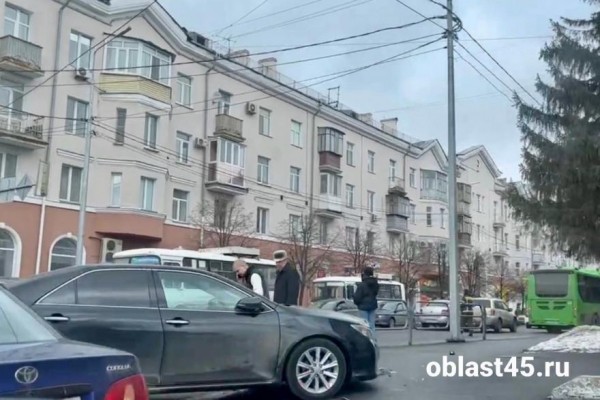 В Кургане на перекрёстке столкнулись две легковушки В Кургане на перекрёстке столкнулись две легковушки