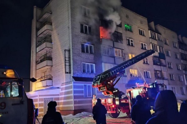 В Кургане горит квартира в многоэтажном доме