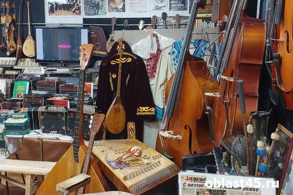 В память о своём отце: 25 лет курганскому музею музыкальных инструментов В память о своём отце: 25 лет курганскому музею музыкальных инструментов