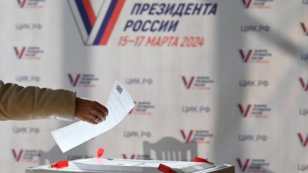 В Кургане избирателей на выборах президента России встречает Чебурашка В Кургане избирателей на выборах президента России встречает Чебурашка
