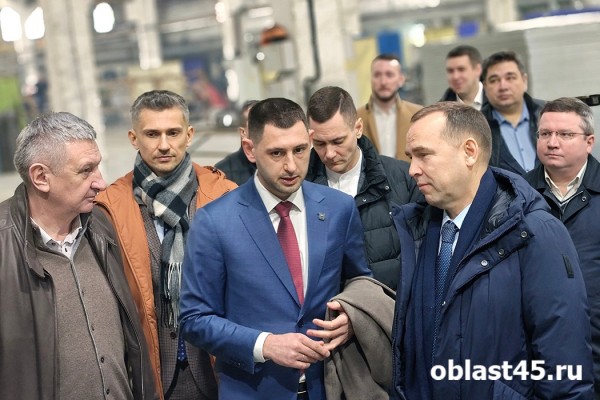 Шумков и Муратов дали старт продаж новой курганской спецтехники Шумков и Муратов дали старт продаж новой курганской спецтехники