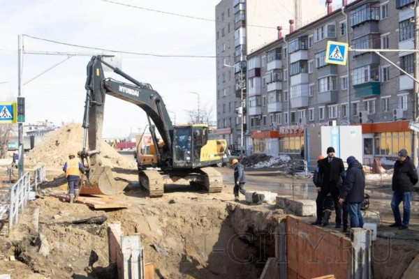 В Кургане на улице Дзержинского приступают к третьему фронту работы В Кургане на улице Дзержинского приступают к третьему фронту работы