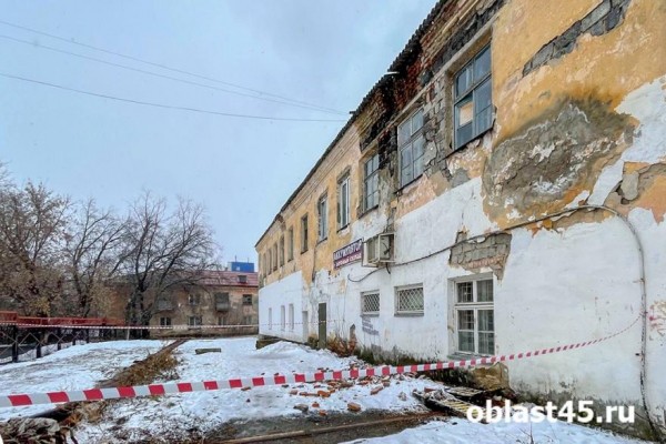 По кирпичикам: в Кургане частично обвалилась стена жилого дома на Технической